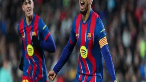 周琦亮相如定海神针，攻守两端助力球队稳固防线。